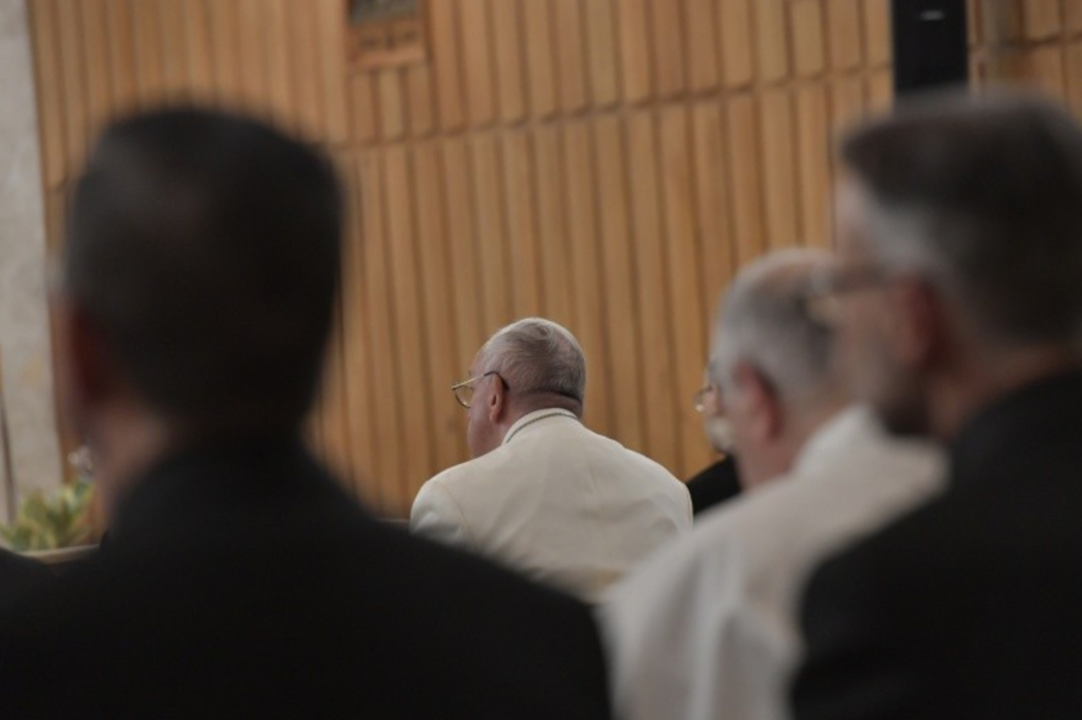 Papa Francisco rezando en sus ejercicios espirituales. 