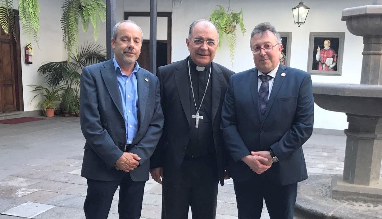 Pedro Caballero (derecha) presidente de Concapa con el obispo de Las Palmas de Gran Canaria. 