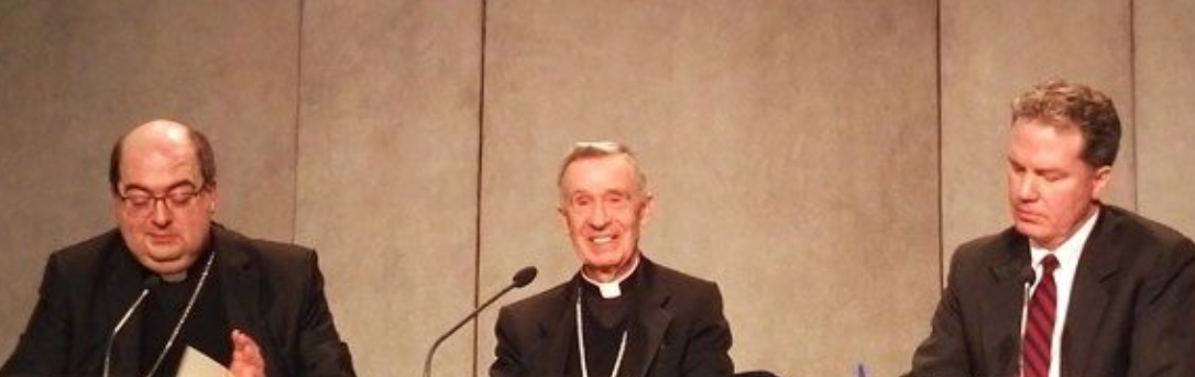 Monseñor Luis Ladaria en la presentación de la carta Placuit Deo.  