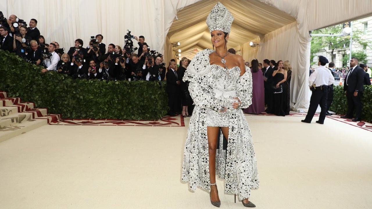 La cantante Rihanna vestida de Papa. 