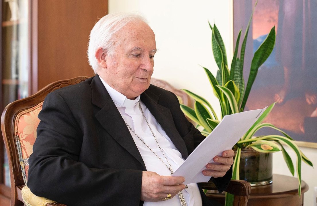 El cardenal Cañizares con la carta escrita a la diócesis. 