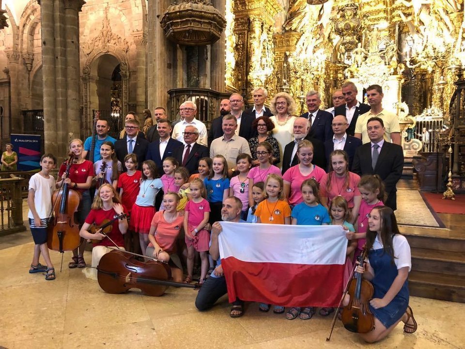 La delegación polaca tras la misa en la catedral de Santiago. 
