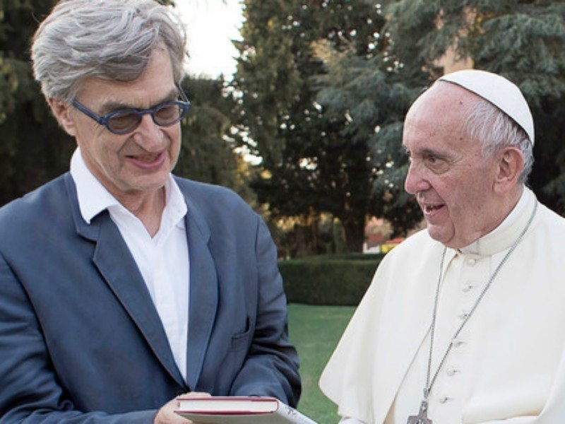 Wim Wenders con el papa Francisco. /Universal Pictures France. 