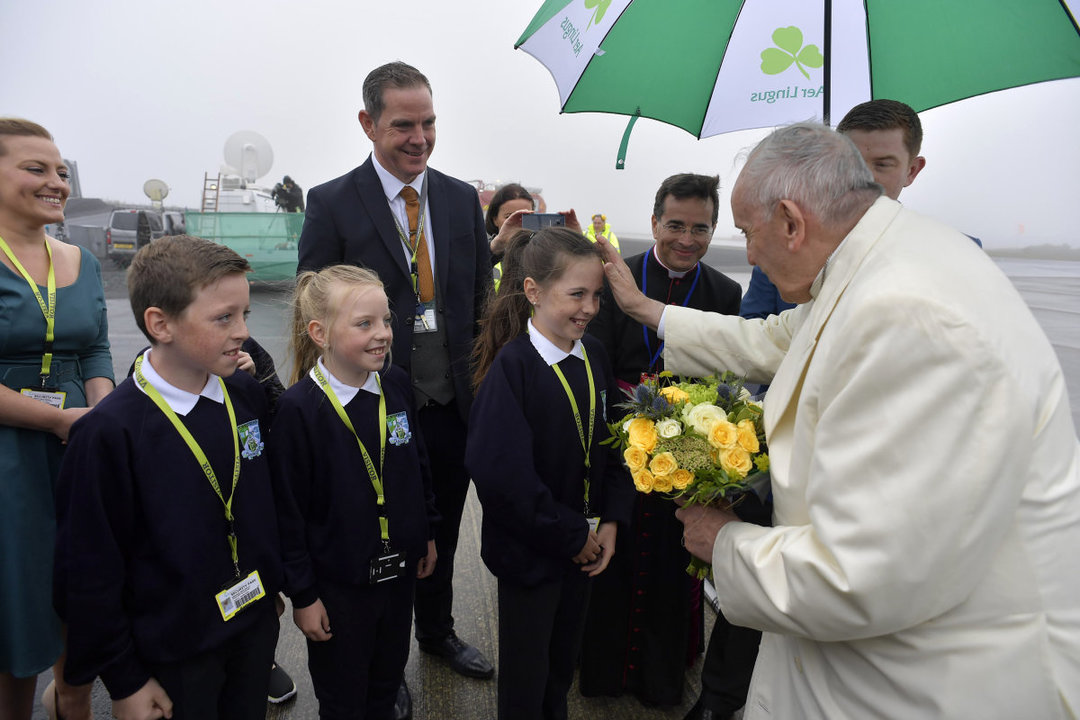 Papa Francisco con padres y niños en Irlanda.