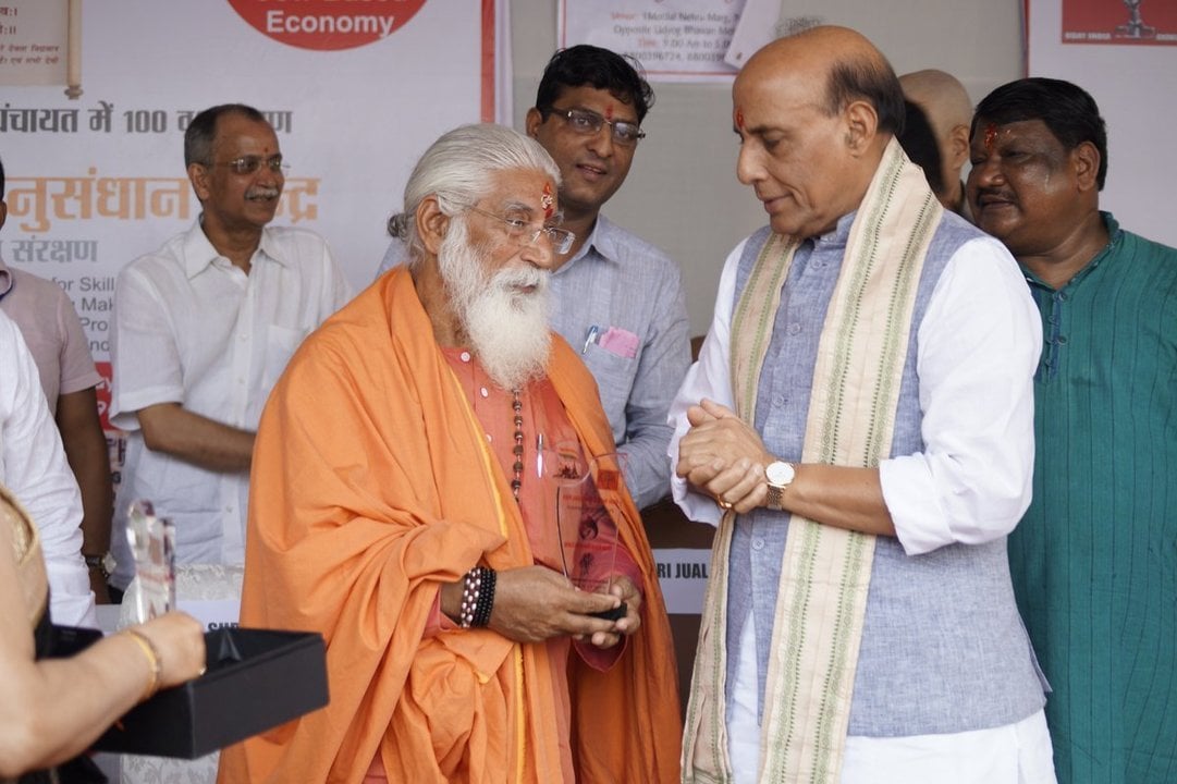 Goswami Sushil Ji Maharaj, a la izquierda.
