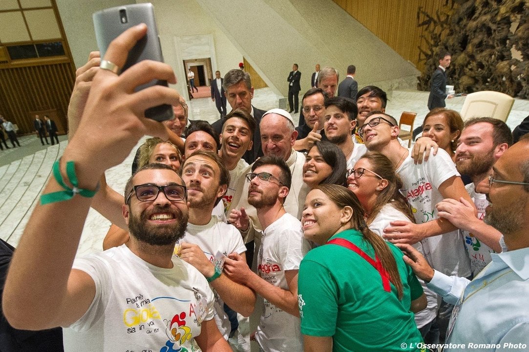 Un grupo de jóvenes con el Papa Francisco.