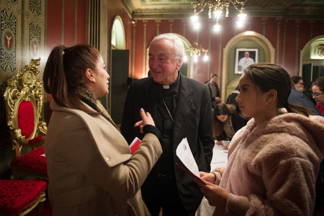 cardenal BUENA Vincent Nichols con jóvenes de su diócesis