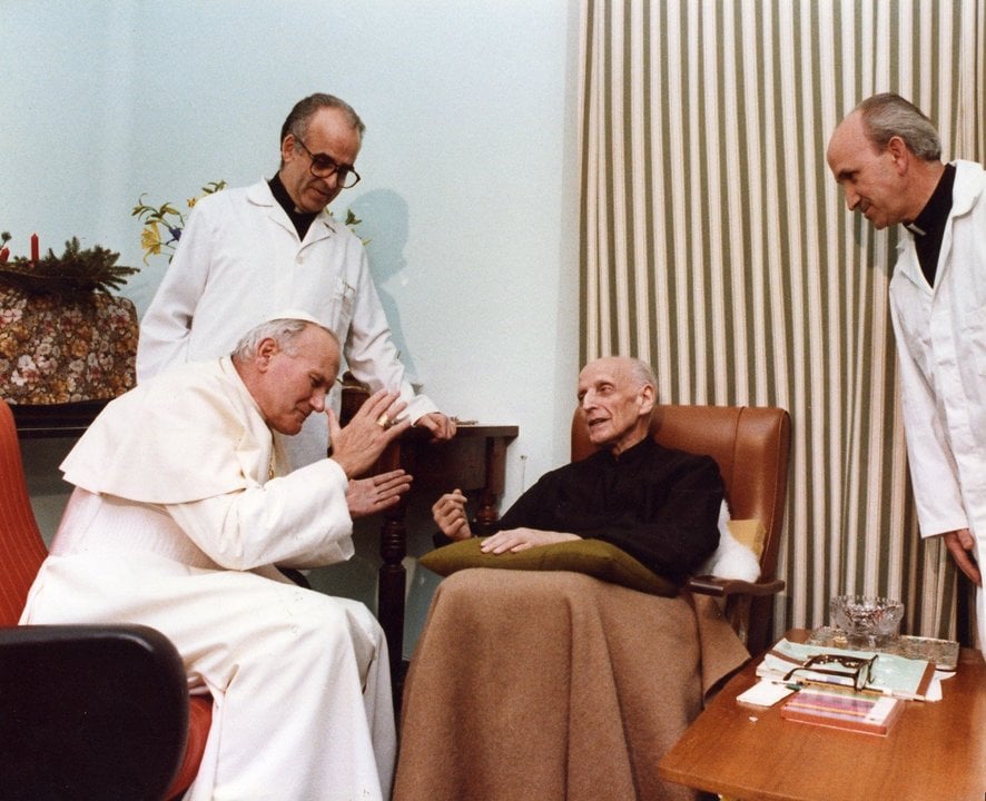 El Papa Juan Pablo con el P. Arrupe SJ