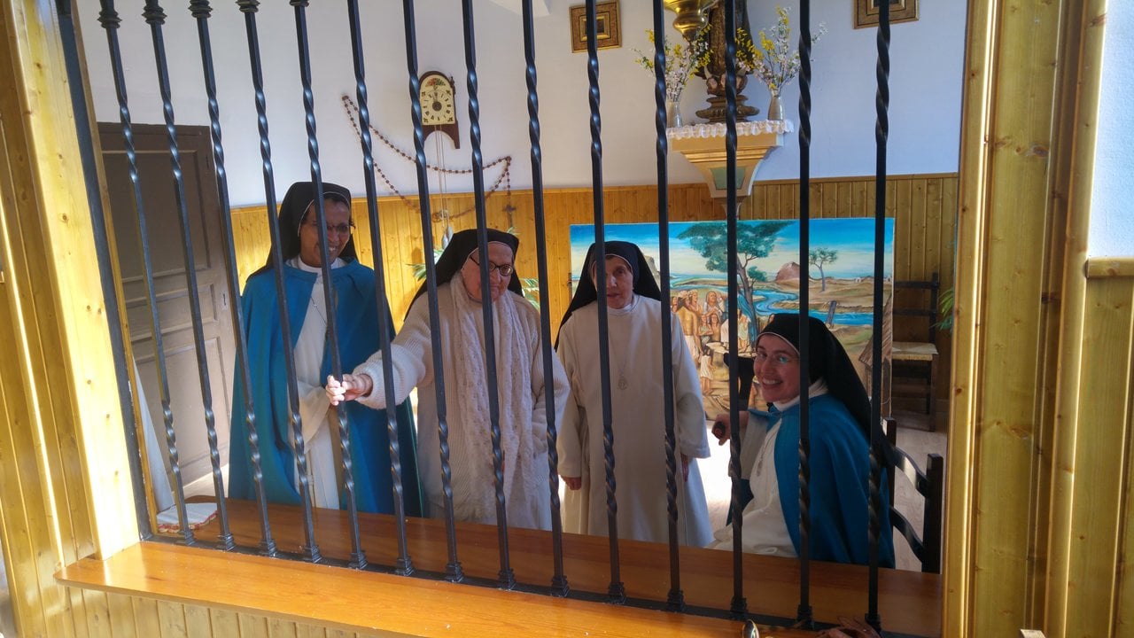 Abadesa (izqda.) y algunas hermanas de la Comunidad