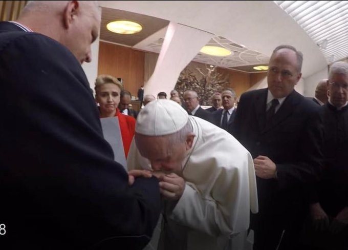 Papa Francisco pide perdón a una víctima de abuso sexual