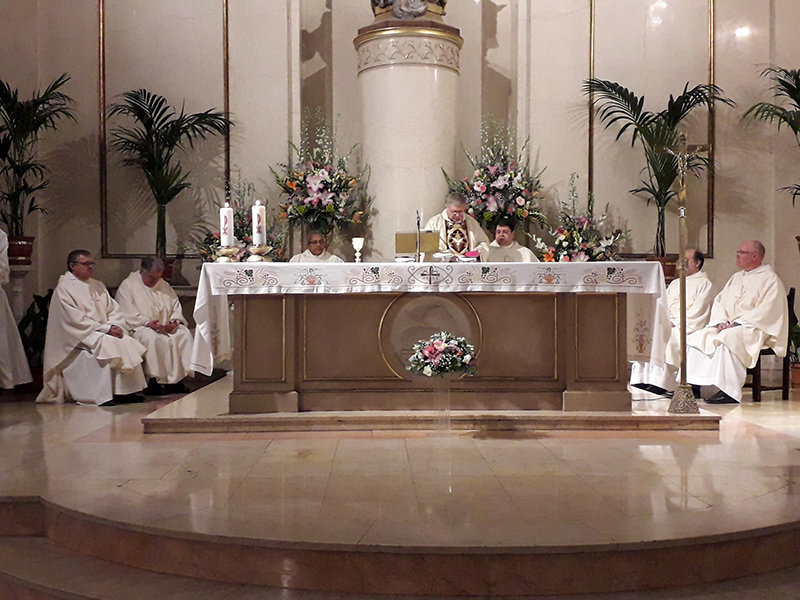Mons. Juan Antonio Menéndez presidiendo la Eucaristía.