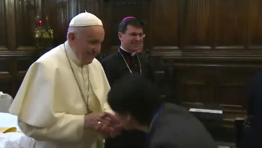 Papa Francisco no quiere que le besen el anillo