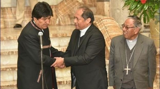 Obispos bolivianos con Evo Morales.