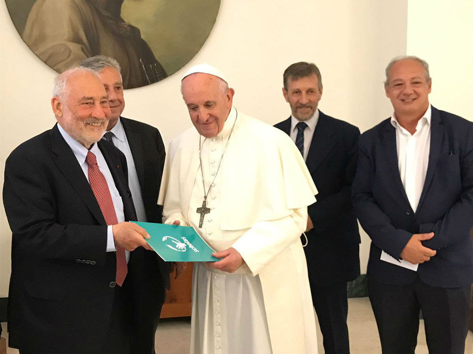 De izquierda a derecha Joseph Stiglitz, Robert Johnson junto al Papa Francisco y los directores mundiales de Scholas, José María del Corral y Enrique Palmeyro.