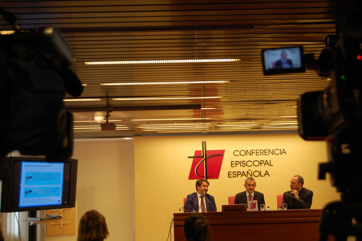 el vicesecretario para Asuntos Económicos, Fernando Giménez Barriocanal, junto a Alberto Castilla, socio de EY, firma responsable del estudio