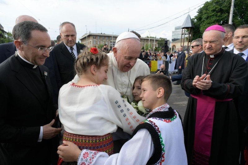 El Papa Francisco con algunas familias