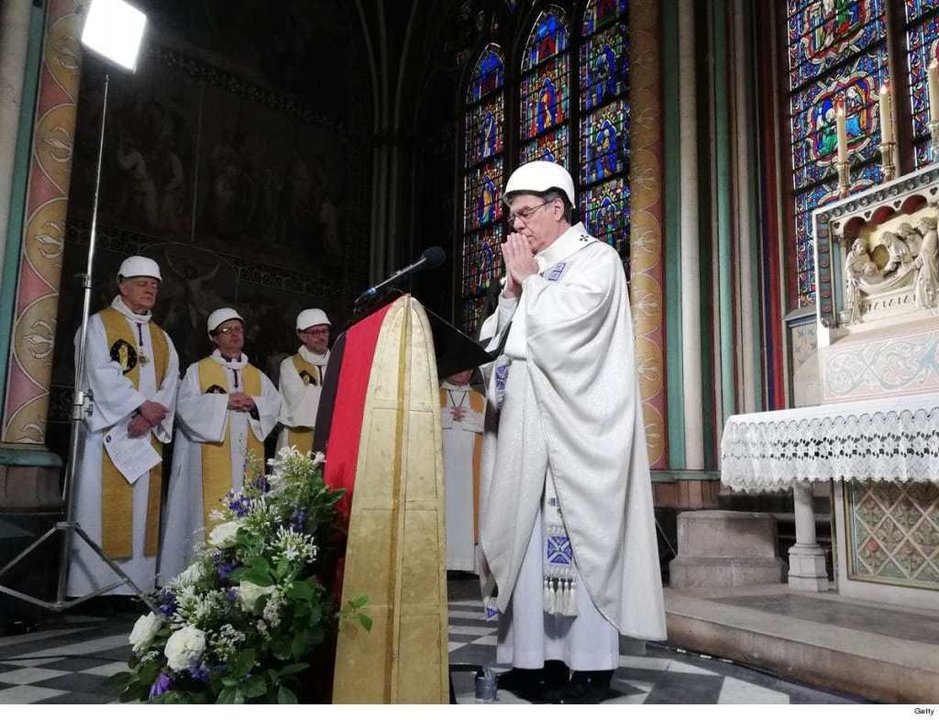 El arzobispo de París, Michael Aupetit, celebrando la misa en Notre Dame.