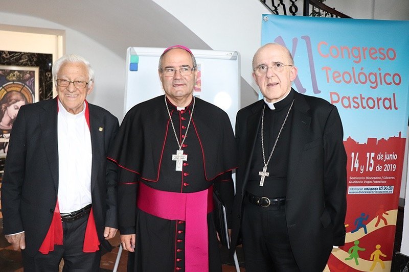 El P. Ángel, el obispo y el cardenal Osoro.