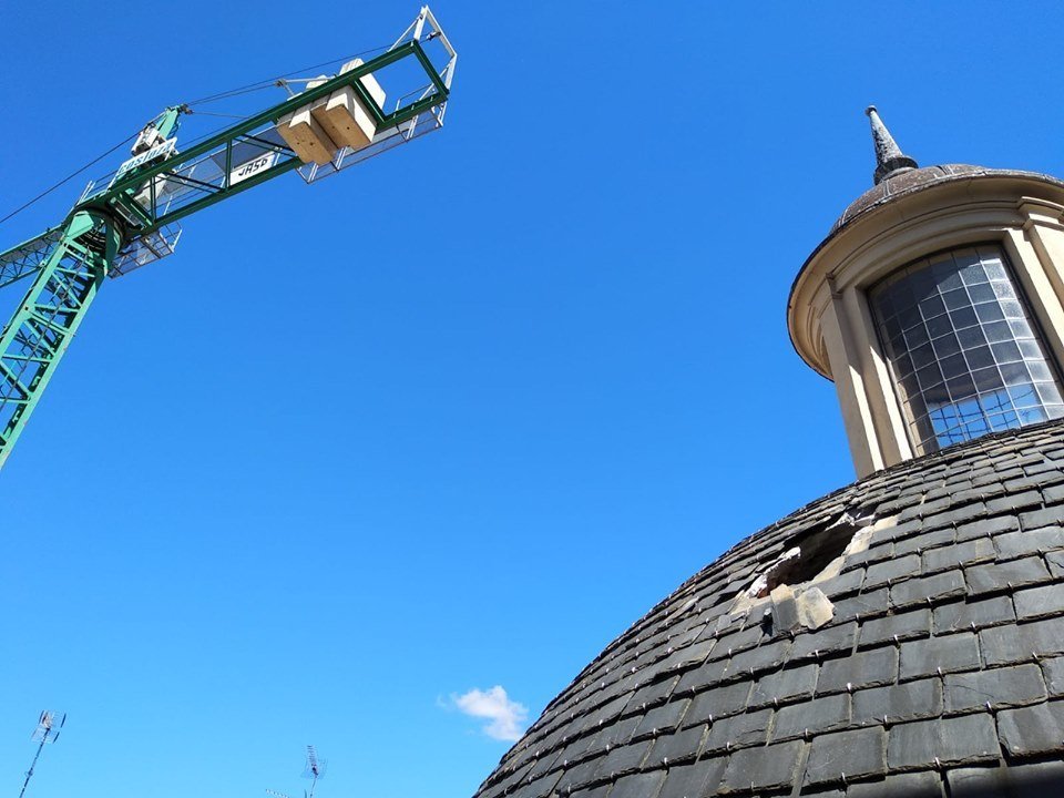 La grúa choca contra la cúpula de la concatedral de Logroño.