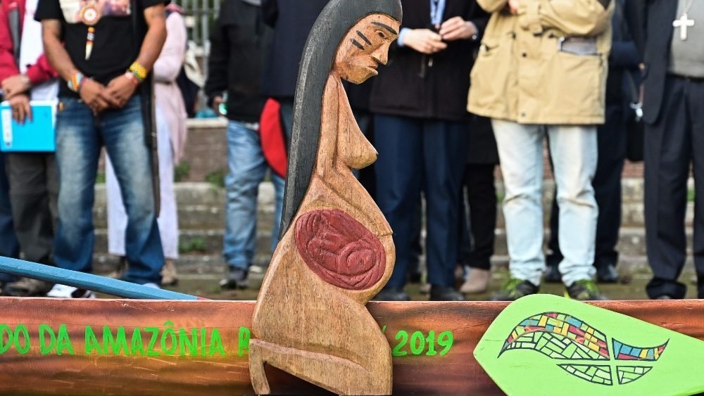 Estatuilla indígena robada de una parroquia cerca del Vaticano.