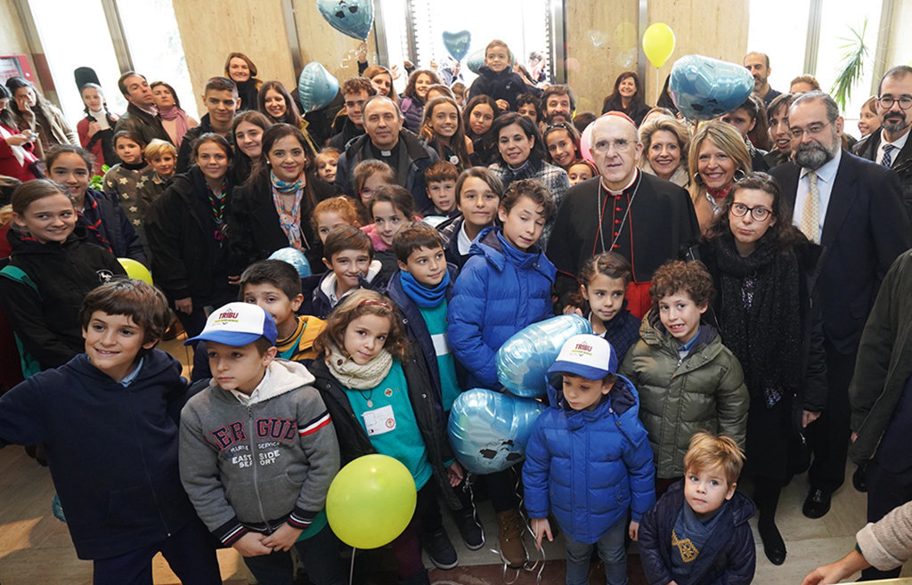 Carlos Osoro con los niños de Católicos y Vida Pública.
