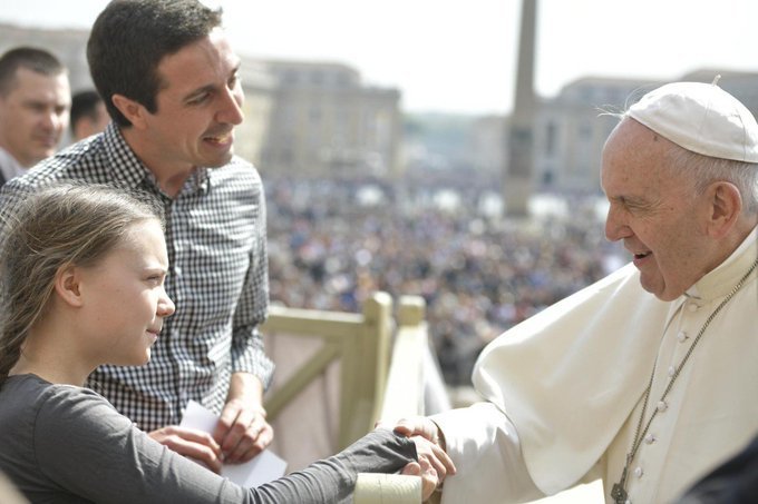 Tomás Insua presenta a Greta y al Papa.