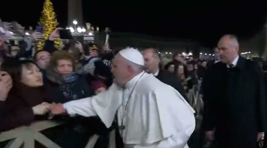 El Papa en el momento que le agarra la peregrina.