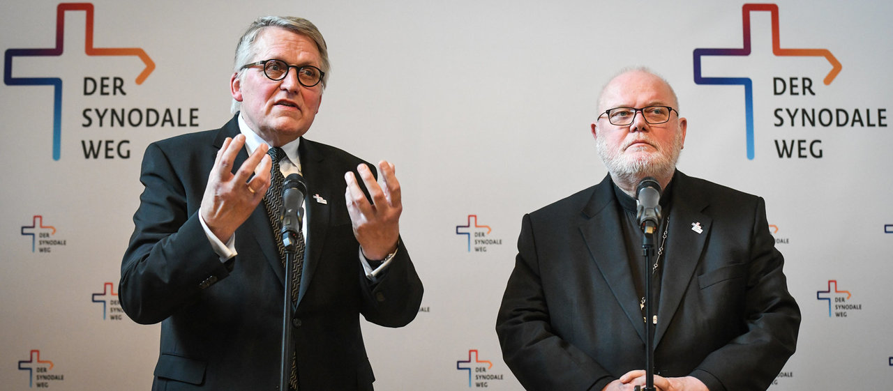 Thomas Sternberg (l.), Präsident des Zentralkomitees der deutschen Katholiken (ZdK), und Kardinal Reinhard Marx, Vorsitzender der Deutschen Bischofskonferenz (DBK), bei einer Pressekonferenz zur Eröffnung der Synodalversammlung am 30. Januar 2020 in Frankfurt.
