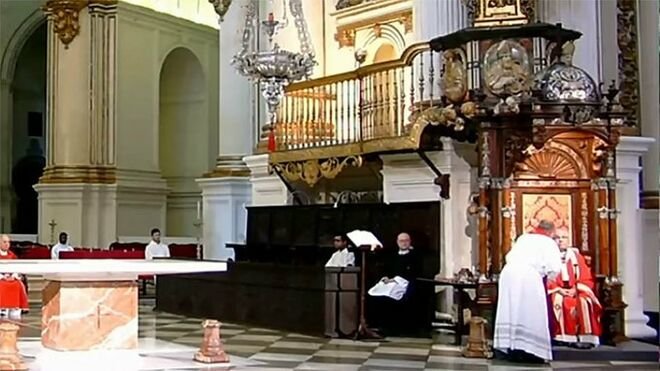 Momento que comunican al Mons. Javier Martínez que tiene que desalojar la catedral.