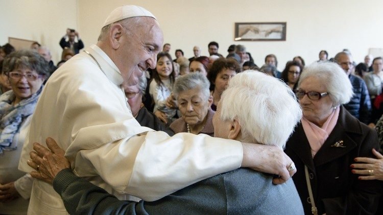 Papa Francisco con personas mayores.