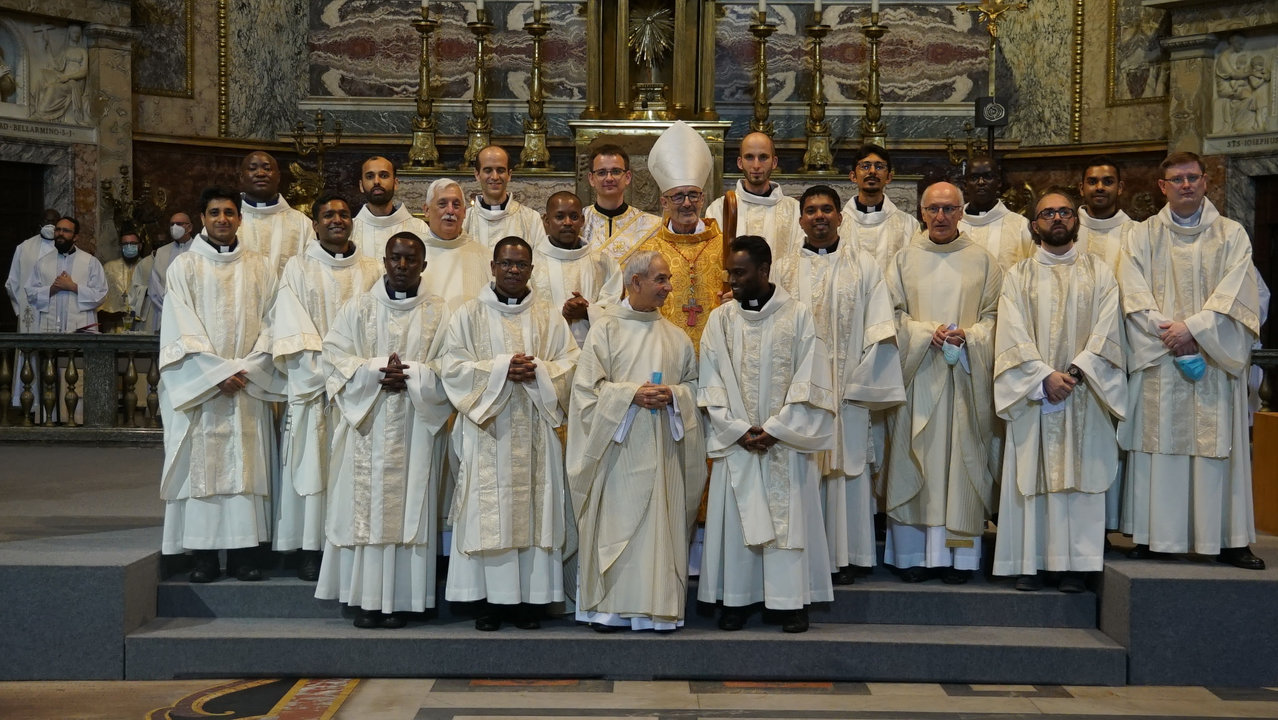 El Cardenal Michael Czerny S.J. con los dos sacerdotes y dieciocho diáconos jesuitas.