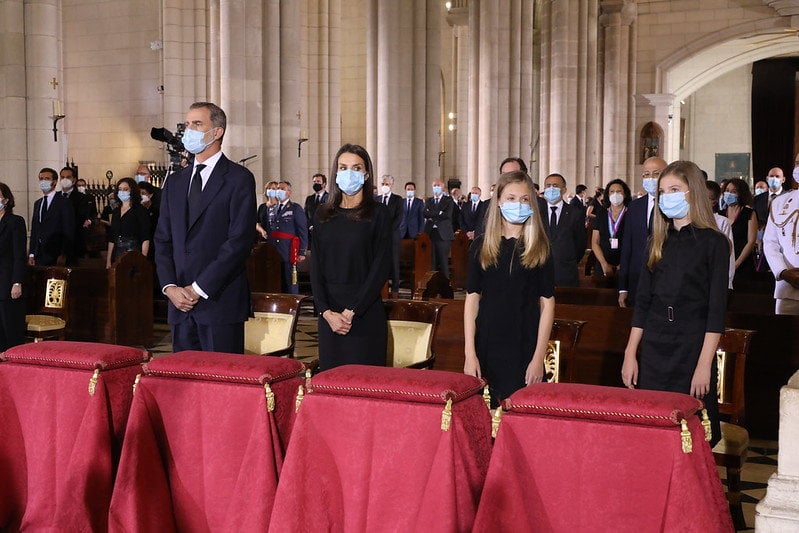 Los Reyes junto a sus hijas en el funeral por las víctimas del Covid-19.