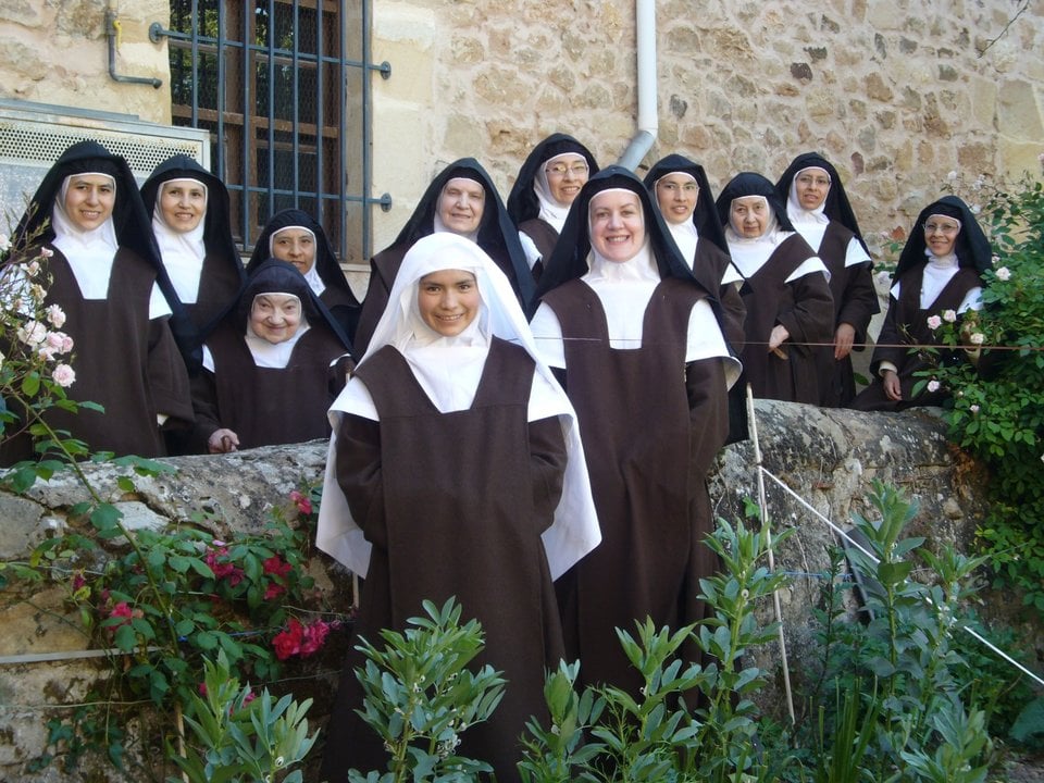 Las carmelitas de Soria en la huerta. La Madre Ana María, segunda a la derecha.