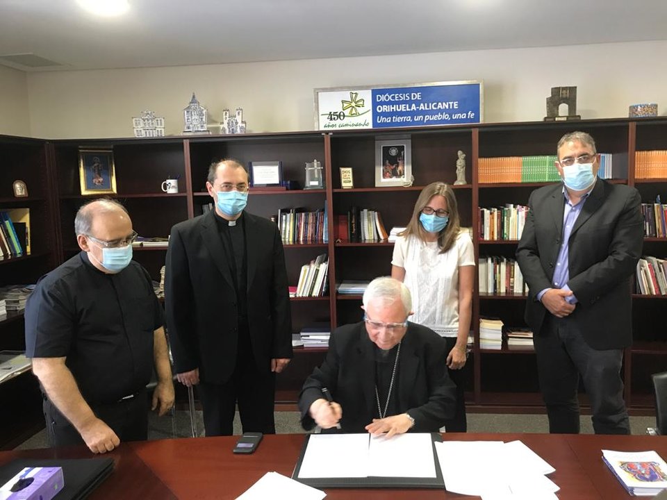 Jesús Murgui firma el Plan de Prevención de Abuso.