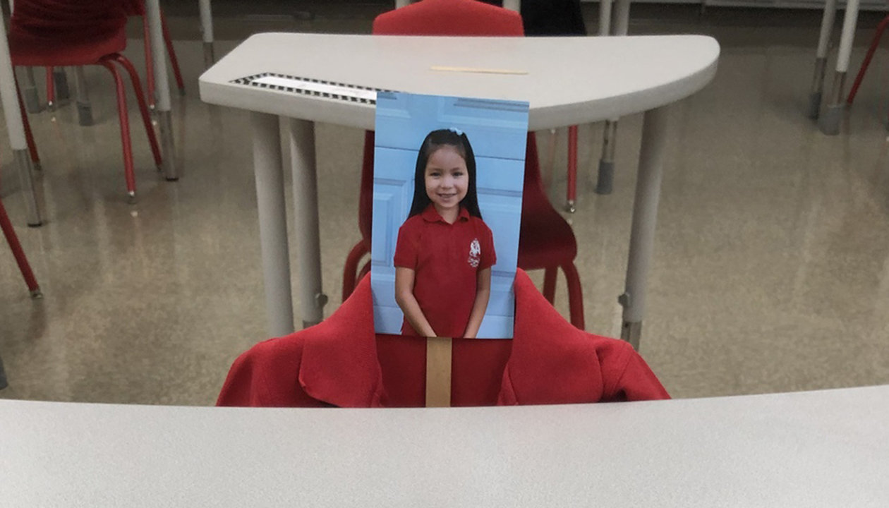 Niña sentada en su escritorio en la escuela St. Anthony en San Gabriel. (Cortesía de la escuela St. Anthony).