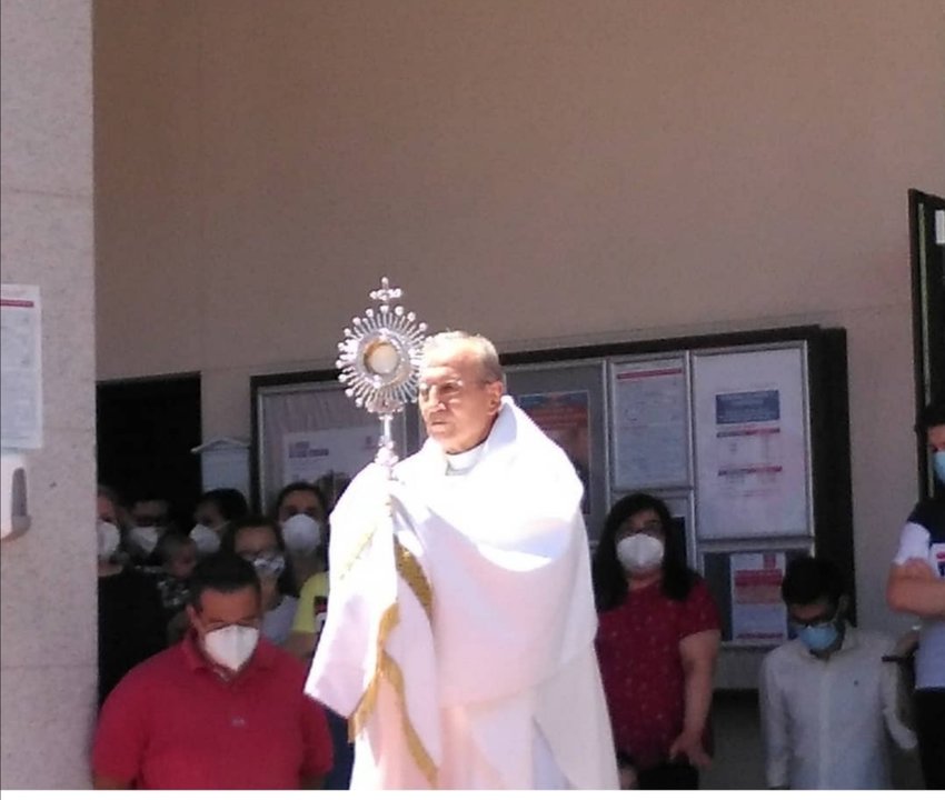 D. Javier Contreras durante una exposición del Santísimo en su parroquia.