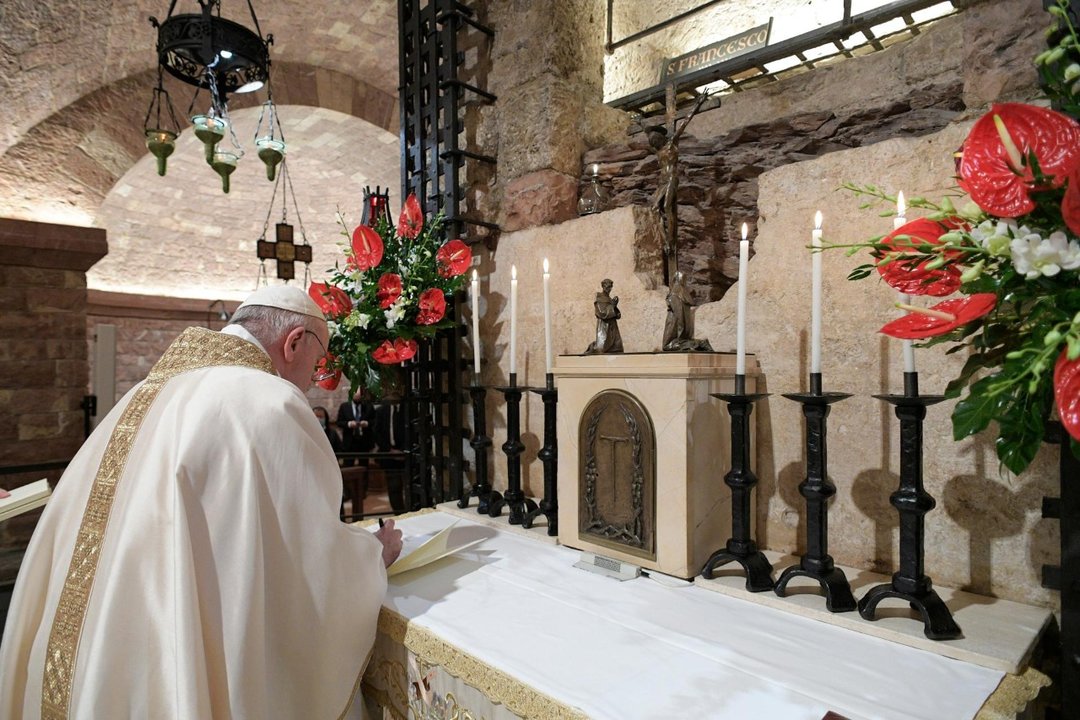 Francisco firmando su tercera encíclica. 
