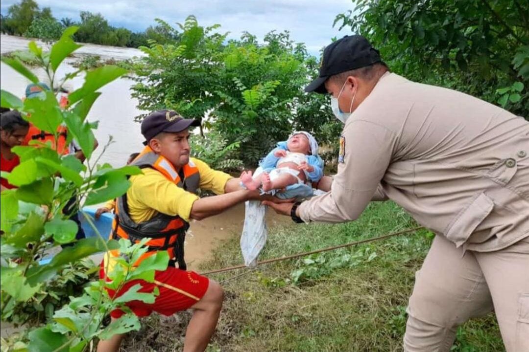 Rescate de un bebé en el valle de Sula (Honduras).