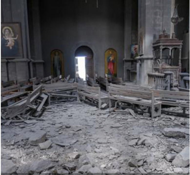 Interior de la catedral de Shusha, en Nagorno Karabaj, tras el bombardeo. (Reuters)