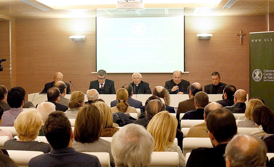 El arzobispo de Valencia en la inauguración de la Cátedra de la Caridad en 2014.