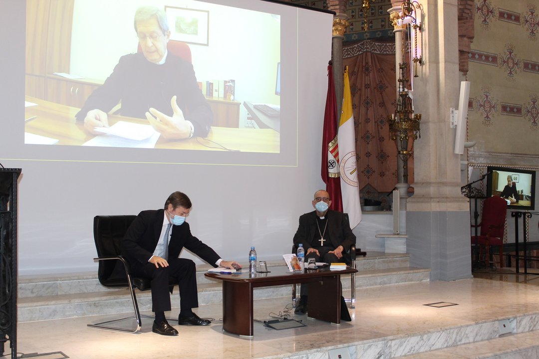 El secretario del Dicasterio para el Desarrollo Humano Integral, Mons. Bruno M. Duffé, en vídeo conferencia.