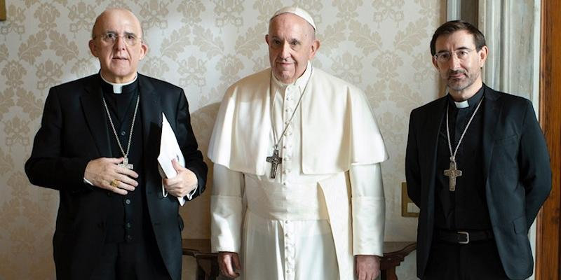 Carlos Osoro y el obispo auxiliar José Cobo, con el Papa Francisco. 