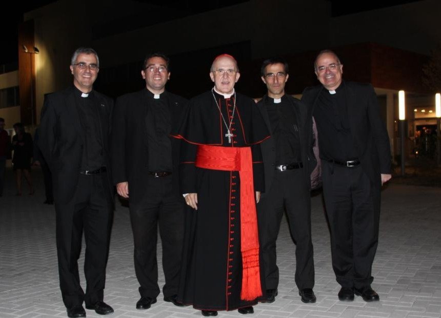 José Noriega (primero a la derecha) junto a Carlos Granados (director de Stella Marís College) el cardenal Carlos Osoro y otros sacerdotes.