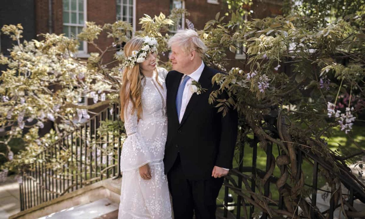Boris Johnson y Carrie Johnson en el jardín del número 10 de Downing Street después de su boda el sábado. Fotografía- Rebecca Fulton : AP