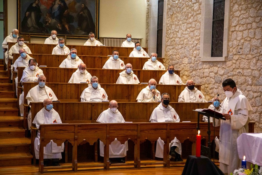 Eucaristía y laudes de los dominicos.