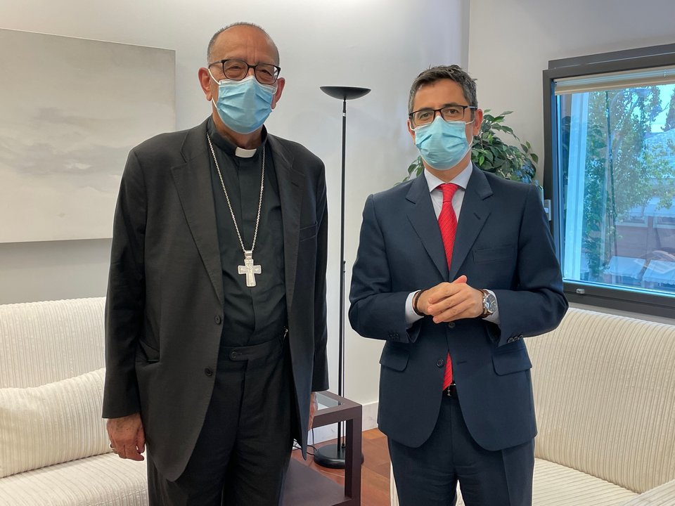 El cardenal Omella y Félix Bolaños.
