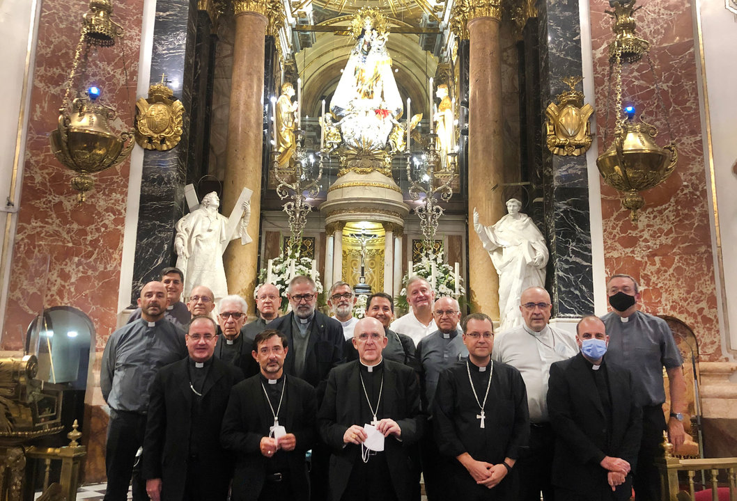 El arzobispo de Madrid y los obispos auxiliares.