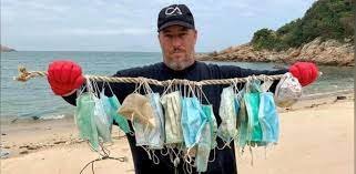 Gary Stokes, de la organización Oceans Asia, con una colección de marcarillas usadas encontradas en una playa de Soko (OA).