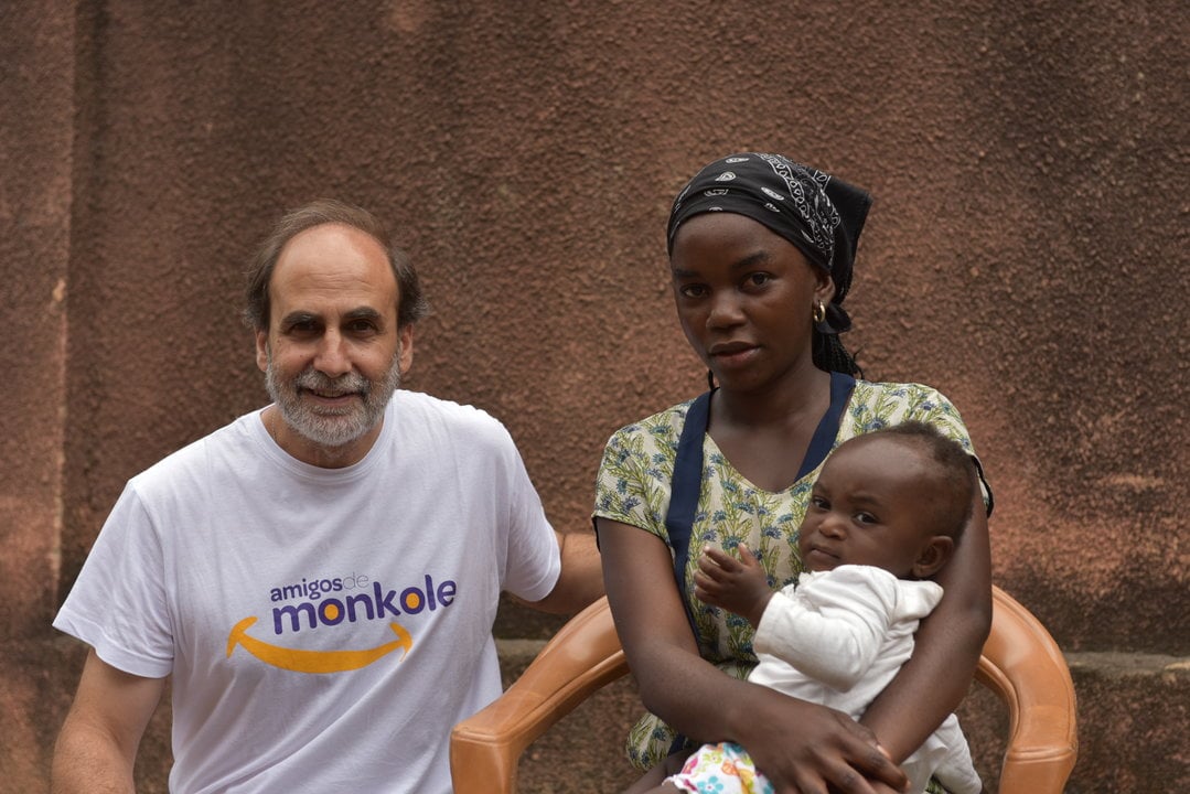 Enrique Barrio, presidente de la Fundación Amigos de Monkole, con una madre congoleña.