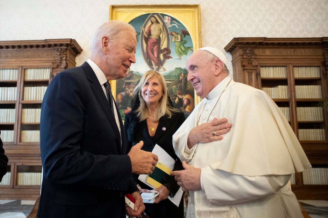 El presidente de los Estados Unidos, Joe Biden, con el Papa Francisco en el Vaticano el 29 de octubre de 2021 (foto CNS : Vatican Media).